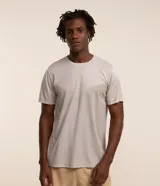 Remera deportiva de manga corta y cuello redondo, color gris claro, con diseño de paneles texturizados en degradé y tecnología Dry con protección UV.