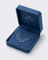 Collar de acero con cadena de eslabones finos y dijes circulares colgantes con circonias azules engastadas.