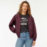 Cortavientos con capucha, cierre frontal con cremallera, puños elásticos y diseño holgado con estampado de leopardo en tonos bordó y negro.
