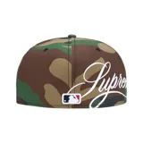 Gorra tipo snapback con diseño de camuflaje, bordado frontal con el logo de los New York Yankees en color blanco y logo de New Era en el lateral.