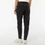 Pantalón jean de corte mom color negro gastado, tiro alto y largo al tobillo.