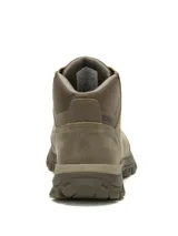 Bota tipo chukka de cuero color marrón, con cordones al tono, suela de goma dentada para mayor tracción y logo de la marca grabado en el lateral y en la puntera.