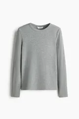Remera entallada de punto acanalado con cuello redondo y mangas largas.