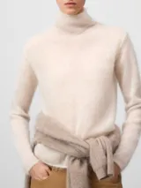 Jersey de punto cardado con cuello chimenea y manga larga, confeccionado en una mezcla de mohair y lyocell. Presenta una textura suave, ligera y cálida con un acabado de alta calidad.