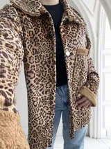 Sobrecamisa de pana color beige con estampado animal print de leopardo, cuello camisero, cierre con botones y puños con detalle de piel sintética.