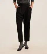 Pantalón de vestir gris con finas rayas verticales, de corte carrot, tiro alto y cierre frontal con botón.