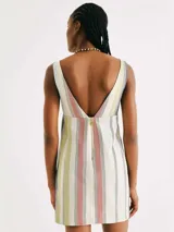 Vestido corto de lino con estampado de rayas verticales en tonos pastel, escote cuadrado y tirantes anchos.