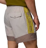Short Columbia Riptide Retro Short de hombre, color gris con paneles inferiores en marrón y detalles en verde oliva. Cuenta con tecnología Omni-SHIELD™ de repelencia al agua y manchas, cintura elástica con cordón ajustable y bolsillos con cremallera.