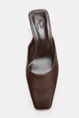 Zapato tipo mule de tacón fino en piel de color marrón, con diseño de escote redondo y punta cuadrada. Colección especial Fruit of the Loom x Zara.