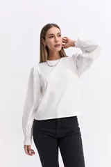 Remera de algodón con cuerpo liso y mangas largas abullonadas en popelina, con puños elásticos fruncidos.