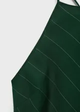 Vestido largo de cuello halter con diseño entallado, confeccionado en tejido fluido de color verde oscuro con estampado de raya diplomática fina.