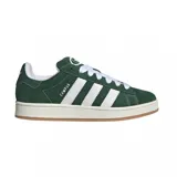 Championes adidas Campus 00s de estilo urbano, confeccionados en gamuza color verde con las icónicas tres tiras laterales en blanco. Presentan cordones blancos, suela de goma color caramelo y diseño clásico de perfil bajo.