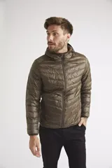 Campera de plumas liviana para hombre, con diseño acolchado, cierre frontal completo, capucha y bolsillos laterales. Presenta un logo estampado en el pecho.