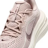 Championes de running Nike Winflo 12, color rosado con detalles en marrón oscuro y suela blanca. Cuentan con capellada de malla transpirable, amortiguación Nike Air y espuma Cushlon 3.0.