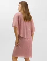 Vestido midi de tejido metalizado color turquesa, con sobrecapa de tul liviano sobre los hombros, detalle de pedrería en la cintura, volado lateral y tajo frontal.