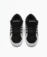 Zapatillas Airwalk One de color negro con detalles en beige y suela blanca, con diseño de corte bajo, cordones negros y logotipo circular en el lateral.