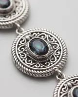 Pulsera de plata 925 con dijes circulares de diseño texturizado y piedras naturales de topacio místico.