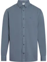 Camisa de manga larga Calvin Klein, confeccionada en sarga de algodón. Presenta cuello abotonado, cierre frontal con botones y logo de la marca bordado en el pecho.