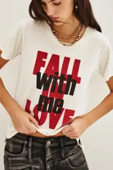 Remera de algodón color blanco con estampa frontal tipográfica en tonos rojo y negro.