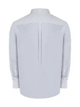 Camisa de manga larga RKF de corte regular fit, con diseño a rayas finas en tonos celestes y grises. Presenta cuello button-down, cierre frontal con botones, un bolsillo en el pecho con el logo bordado y detalles bordados en el puño.