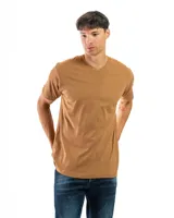 Remera de manga corta y cuello en V, color azul petróleo, confeccionada en algodón.