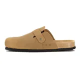 Zueco de cuero color camel con una tira ajustable con hebilla metálica y suela de goma.