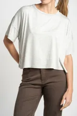 Remera gris melange de viscosa con elastano, de corte holgado y mangas cortas.