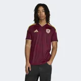 Camiseta de fútbol Adidas de la selección de Venezuela, modelo Primera Equipación 26. Color principal granate con detalles en amarillo dorado en cuello y hombros. Presenta un estampado integral sutil con textura.