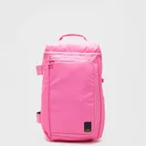 Mochila deportiva color rosa, diseñada con compartimentos especializados para equipo de hockey, incluyendo soporte lateral para palo, compartimento independiente para calzado, espacio para laptop y bolsillo expandible para botella. Cuenta con interior resistente al agua y cierre frontal con cremallera.