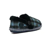 Pantuflas cerradas de tela a cuadros azul y negro, con interior de piel sintética azul marino y botón decorativo.