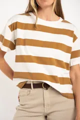 Remera oversize de algodón lavado con diseño de rayas horizontales en color camel y blanco, de manga corta y cuello redondo.