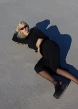 Falda larga negra con tajo lateral y pretina con trenza de terciopelo.