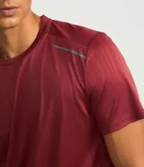 Remera deportiva de hombre con tecnología Dry, cuello redondo y mangas cortas. Presenta un diseño con estampa sutil tipo heat print y detalles de líneas en los hombros.