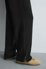 Pantalón relaxed fit color azul marino, confeccionado en tejido fluido con viscosa. Cuenta con cintura elástica ajustable con cordón interior, bolsillos laterales y bolsillos traseros de vivo. Las perneras tienen costura frontal y el bajo es ajustable con cremalleras laterales.