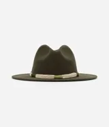 Sombrero de fieltro color verde oliva, con ala corta y copa moldeada. Decorado con cordón trenzado en tonos crudo y verde.