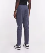 Pantalón skinny negro de sarga con elastano, estilo social, con cierre de botón y cremallera, y cintura con trabillas.