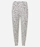 Pijama largo compuesto por blusa de manga larga con lazo ajustable en el bajo y pantalón tipo jogger con cintura elástica. Presenta un diseño bicolor con estampado de mini corazones en toda la prenda.