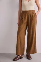 Pantalón wide leg de tiro alto y corte holgado, color marrón, con cintura elástica y bolsillos laterales.