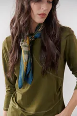 Remera blanca de manga larga con cuello redondo y costuras decorativas en contraste de color negro.