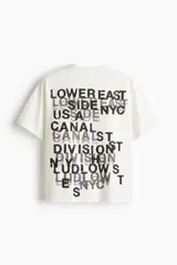 Remera de algodón de corte regular con cuello redondo y estampado gráfico en el pecho con la leyenda Lower East Side NYC.