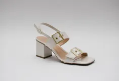 Sandalias negras acharoladas con doble hebilla y taco cuadrado.