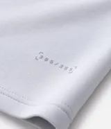 Remera deportiva de cuello redondo y manga corta, confeccionada con tecnología Dry para mayor transpirabilidad y control de la humedad. Presenta un diseño minimalista y funcional, ideal para actividades físicas.