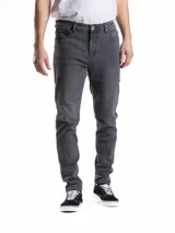 Jean de corte slim fit en color gris oscuro, con diseño de cinco bolsillos, cierre frontal con botón y bragueta.