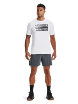 Remera deportiva Under Armour para hombre, color blanco, de corte clásico y mangas cortas. Presenta el logo de la marca en el pecho en color negro.