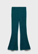 Pantalon de tejido de punto con diseño acampanado y tiro medio. Cuenta con cintura elástica y diseño largo.