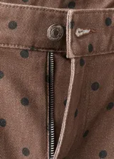 Jeans de corte recto y tiro medio con estampado de lunares en tono marrón.
