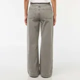 Pantalón jean de corte wide leg en color gris lavado, con cintura alta, cierre frontal de botones expuestos y bolsillos delanteros tipo parche.