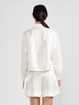 Short de lino italiano color blanco con hilo metalizado, de corte relajado y talle medio.