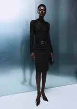 Top de encaje negro con cuello perkins, diseño entallado y manga larga.