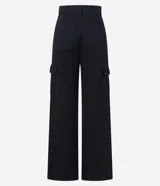 Pantalón de sarga color verde oliva con corte recto y tiro alto. Presenta bolsillos cargo laterales con solapa y cierre frontal con botón y cremallera.